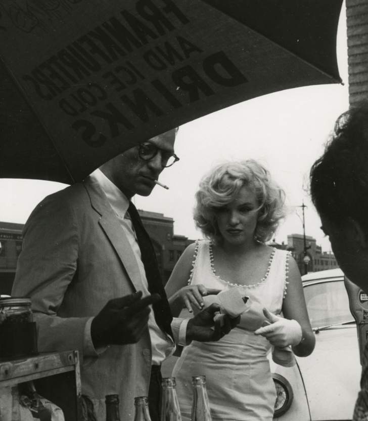 Marilyn Monroe and Arthur Miller get hot dogs