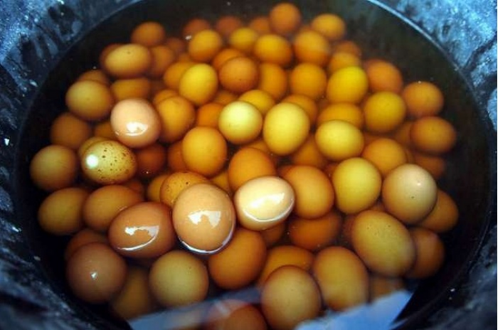 Eggs boiled in the urine - delicacy in China